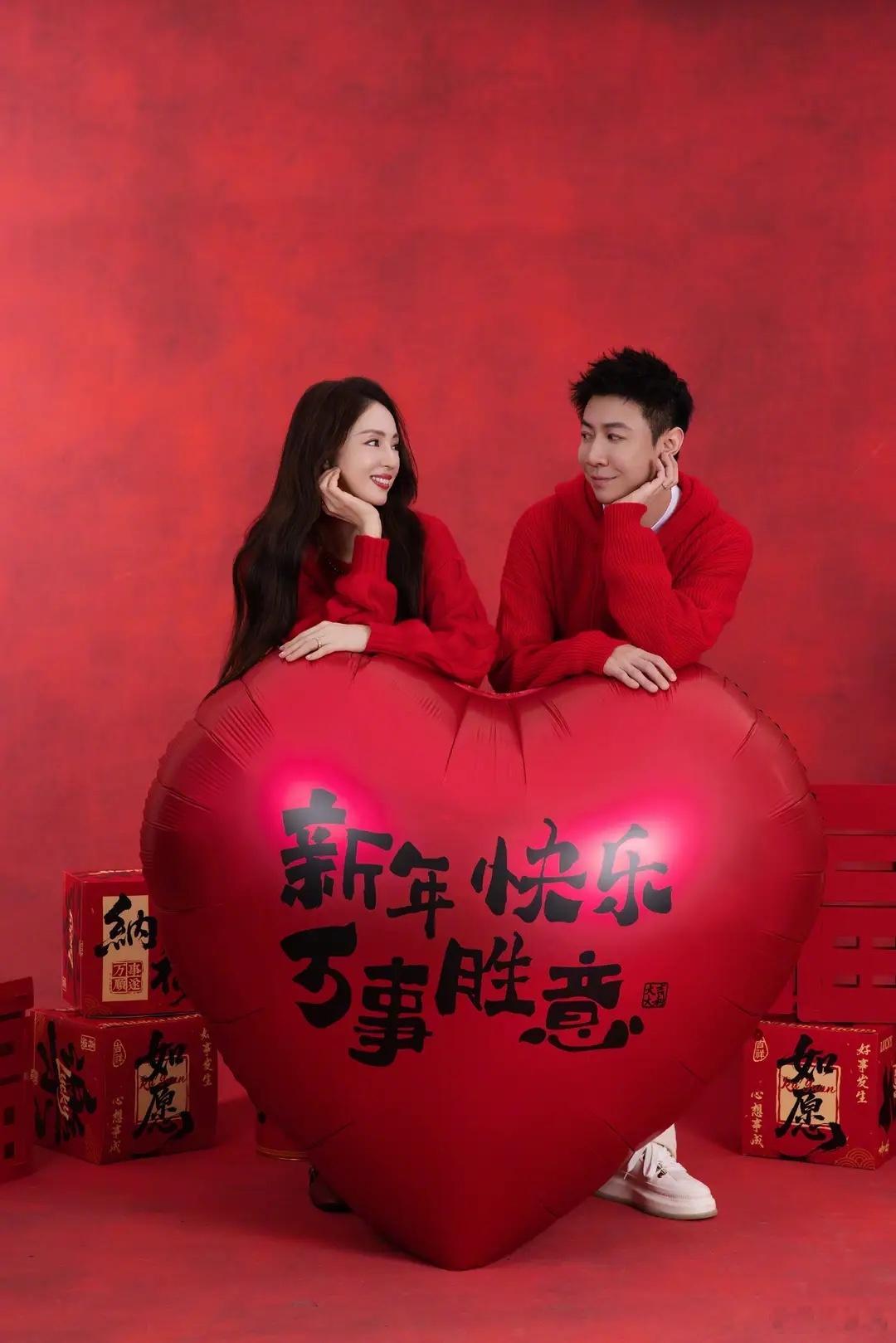 董璇晒全家福，一家三口拍亲子写真好喜庆！小酒窝喜气洋洋真幸福！ 