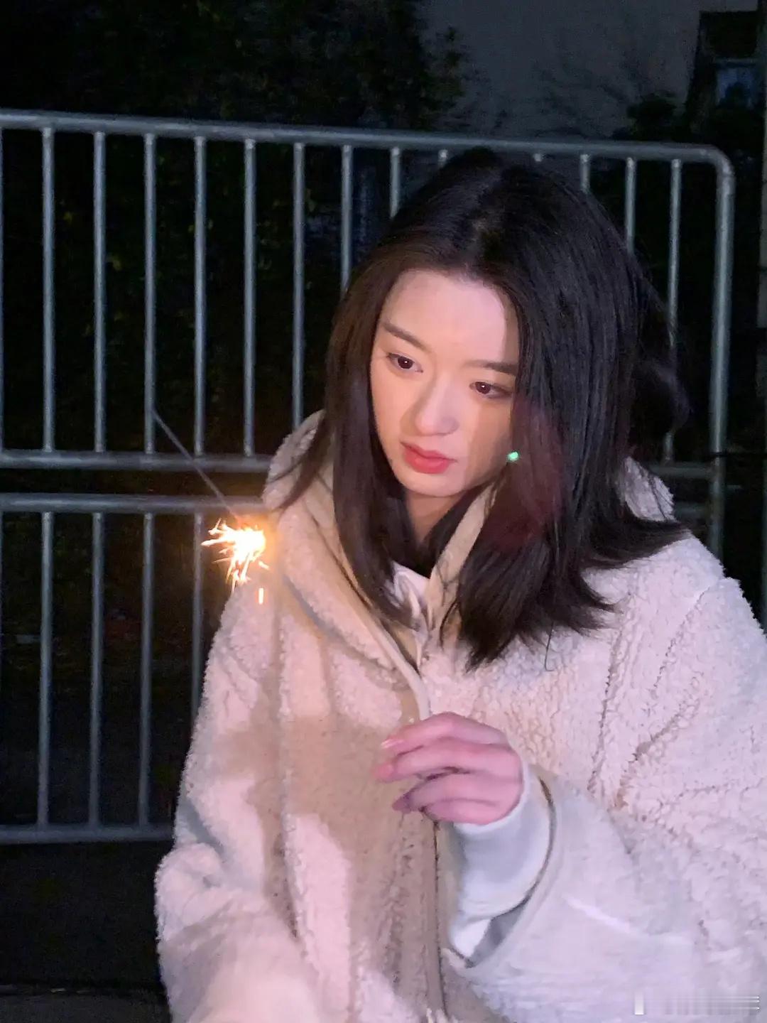 怎么感觉黄杨有点像minji和范玉欣（高配版）。。。。。感觉内娱所有人长得都差不