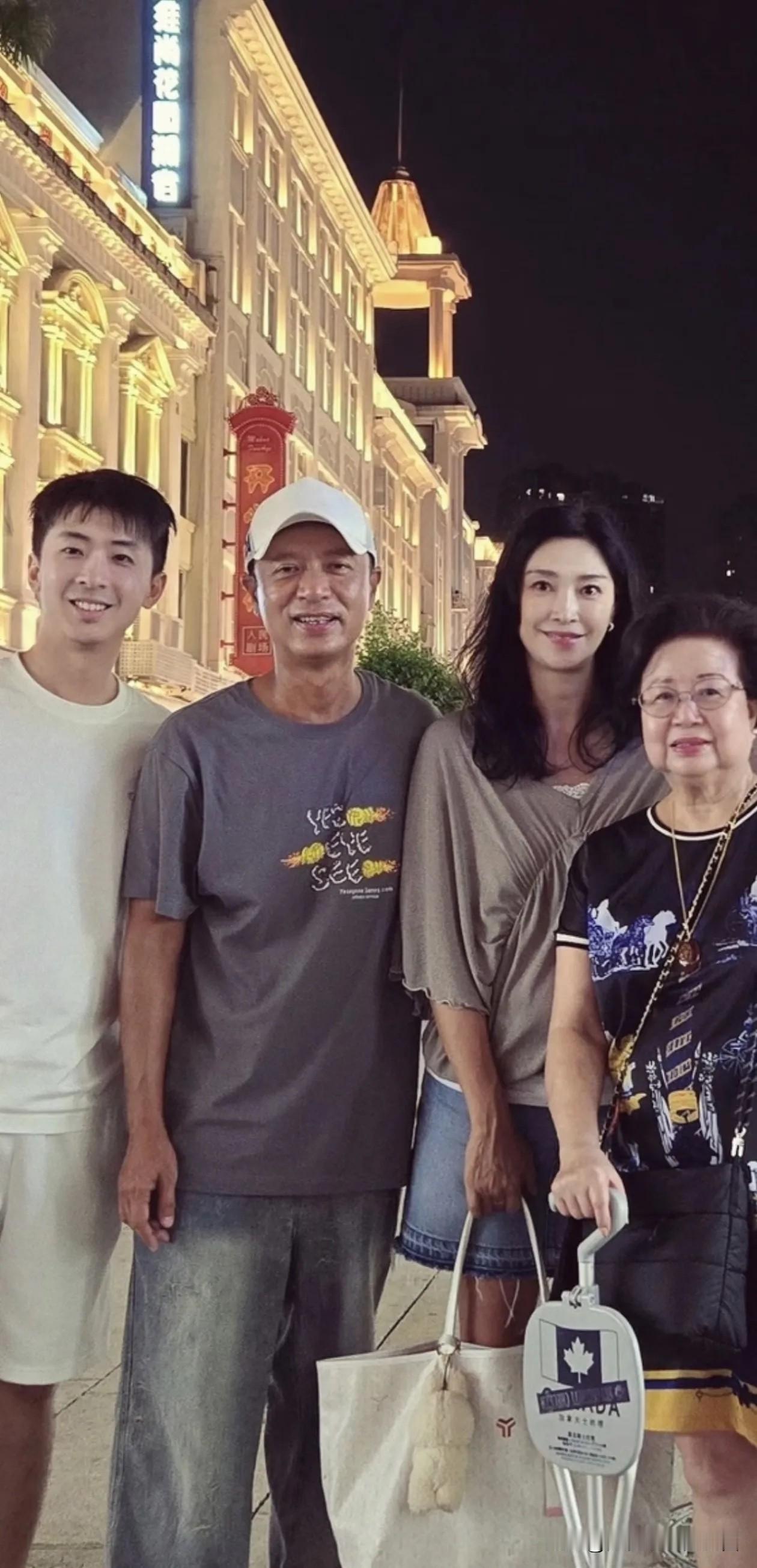 这是李克勤带着一家人出去游玩时的同框合影，一家人其乐融融，幸福美满。李克勤的皮肤