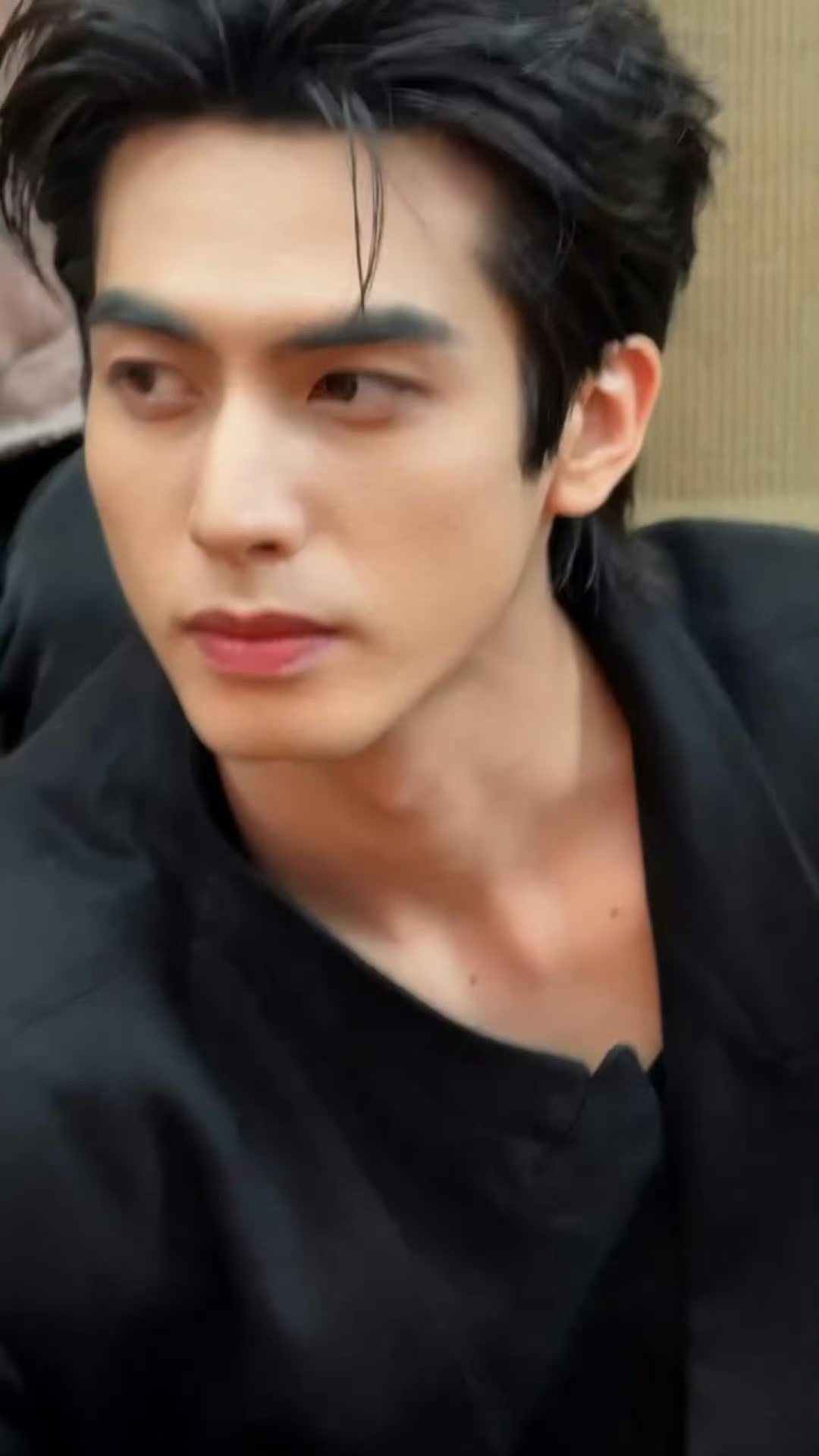 宋威龙VOGUE活动宋威龙熟男感宋威龙VOGUE活动优雅亮相，风衣造型气场拉满，