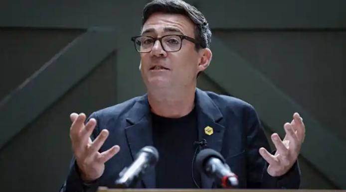 上任才一个多月的英国首相伯纳姆，8 日晚间主动打来电话。通话里姿态放得很低，既重