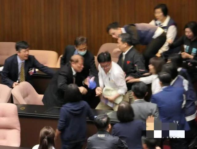 台湾的“民主闹剧”又在上演，绿委抢文件“立院”秘书长摔倒　韩国瑜变脸。
　　台湾