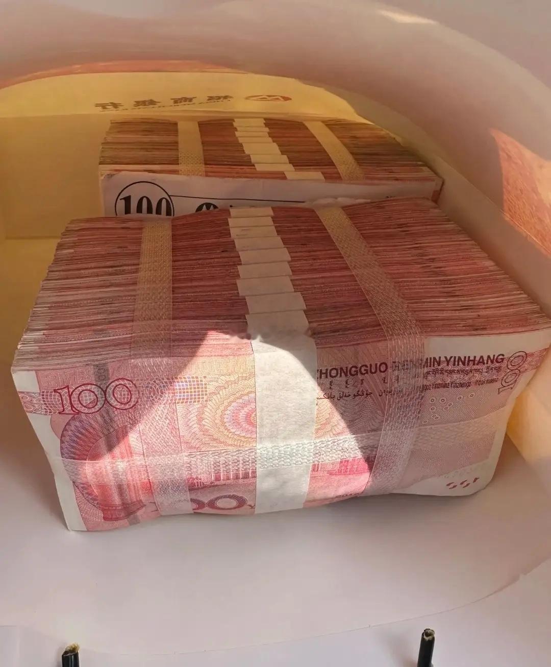 大家发现没？一个普通打工人，如果手里有20万存款那你的生活肯定很轻松，你既然有固