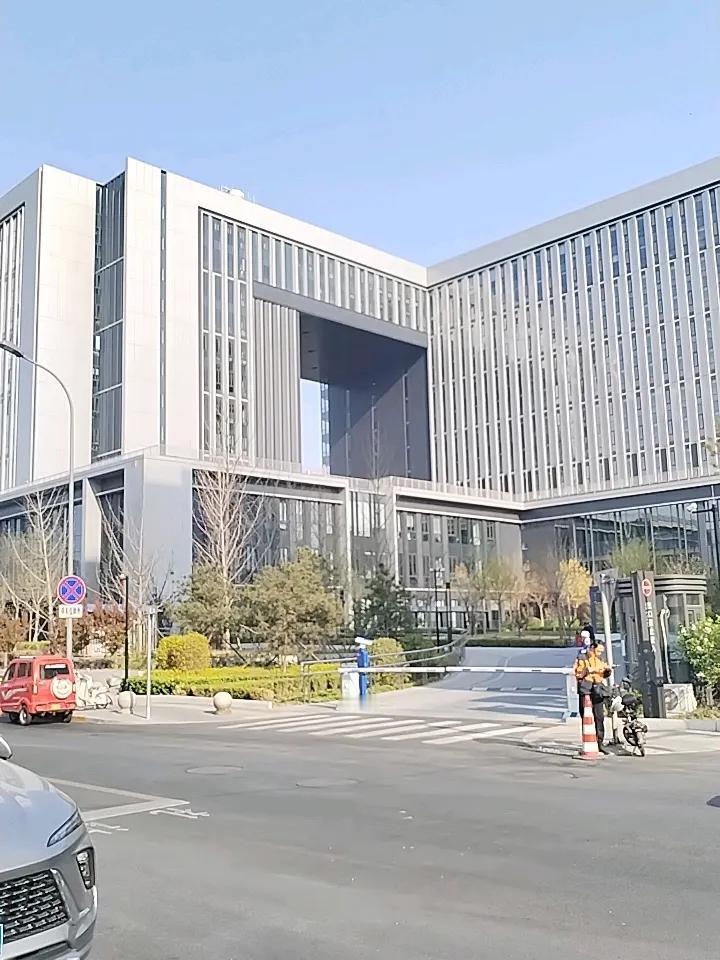 走路上班，就这栋楼！今天又来这里办公，外勤的一天开始了。
反过来想吧，这种工作也