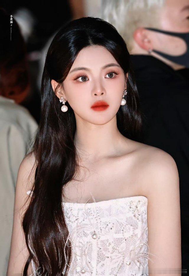 杨超越[超话] 超越妹妹上海时装周生图来咯✨ 这组图真的绝了！👗 随便一个抓拍