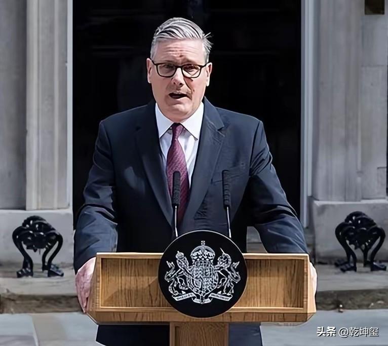 他是啥意思？英国首相斯塔默因执政不利，在6月22日宣布辞职，在辞职演讲中一度哽咽