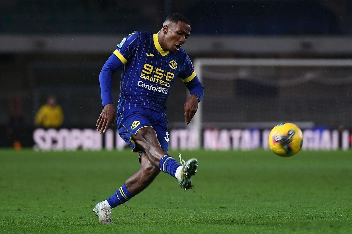 罗马体育报：科莫利的大数据系统向他推荐了维罗纳后卫拉克·贝尔加利，他已经向维罗纳