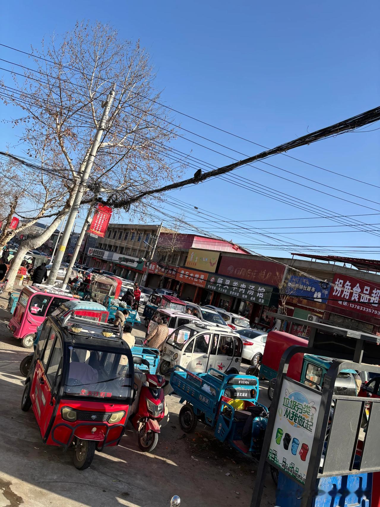 返乡回家过年，农村赶大集，外地回来的人多，堵车堵的走不成路。
平时根本没这么多人