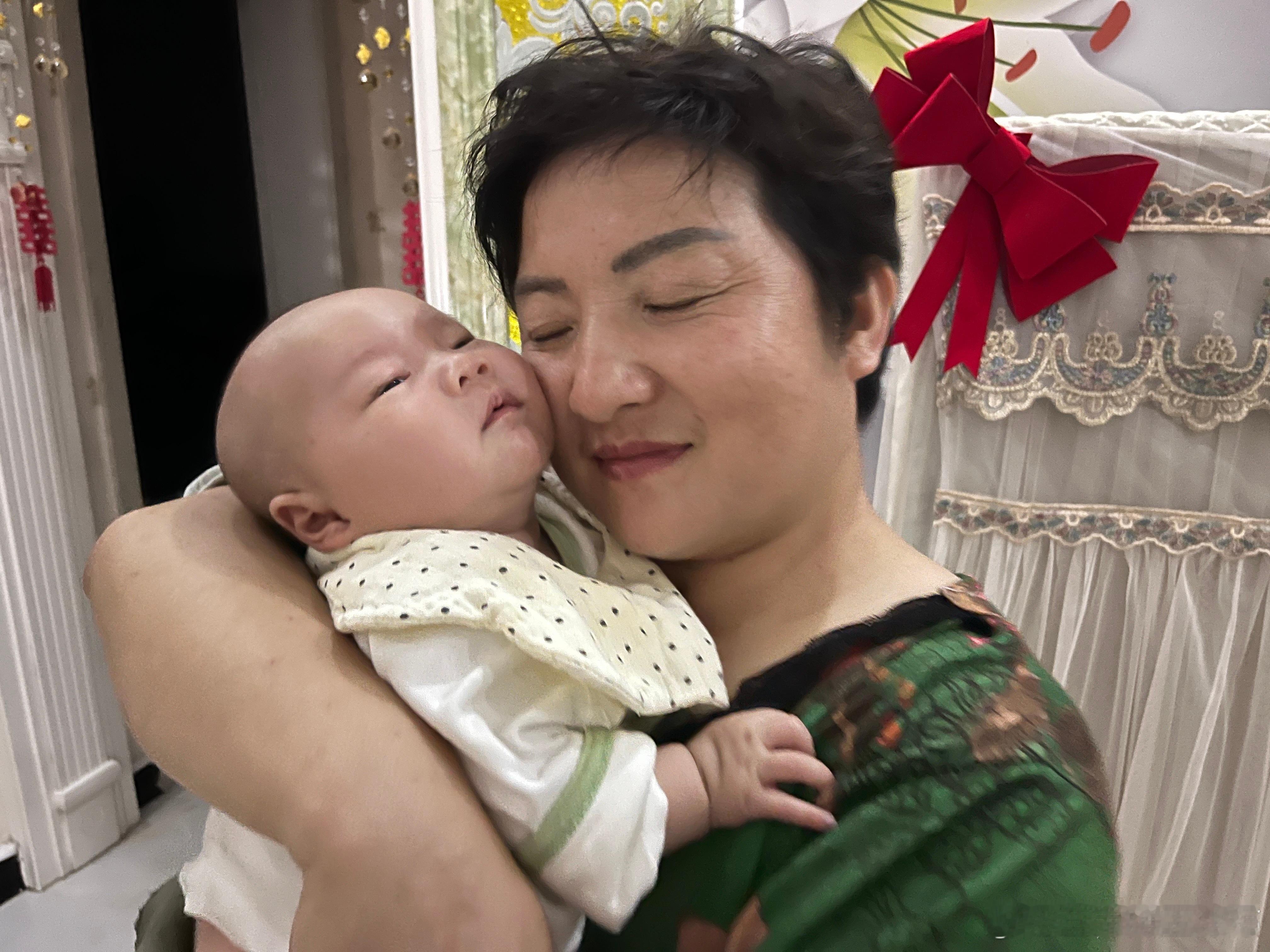 让她健康宝宝成长记录 「妈妈生.姥姥带」感谢我的妈妈牺牲自己的工作休息和娱乐，帮