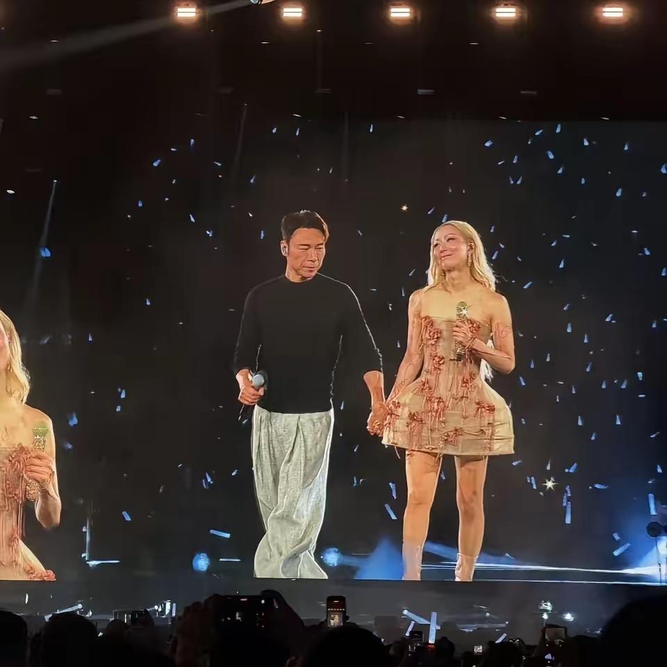许志安这些年活的不容易，两口子的事当事人都过去了，网民们过不去。

  这次也是