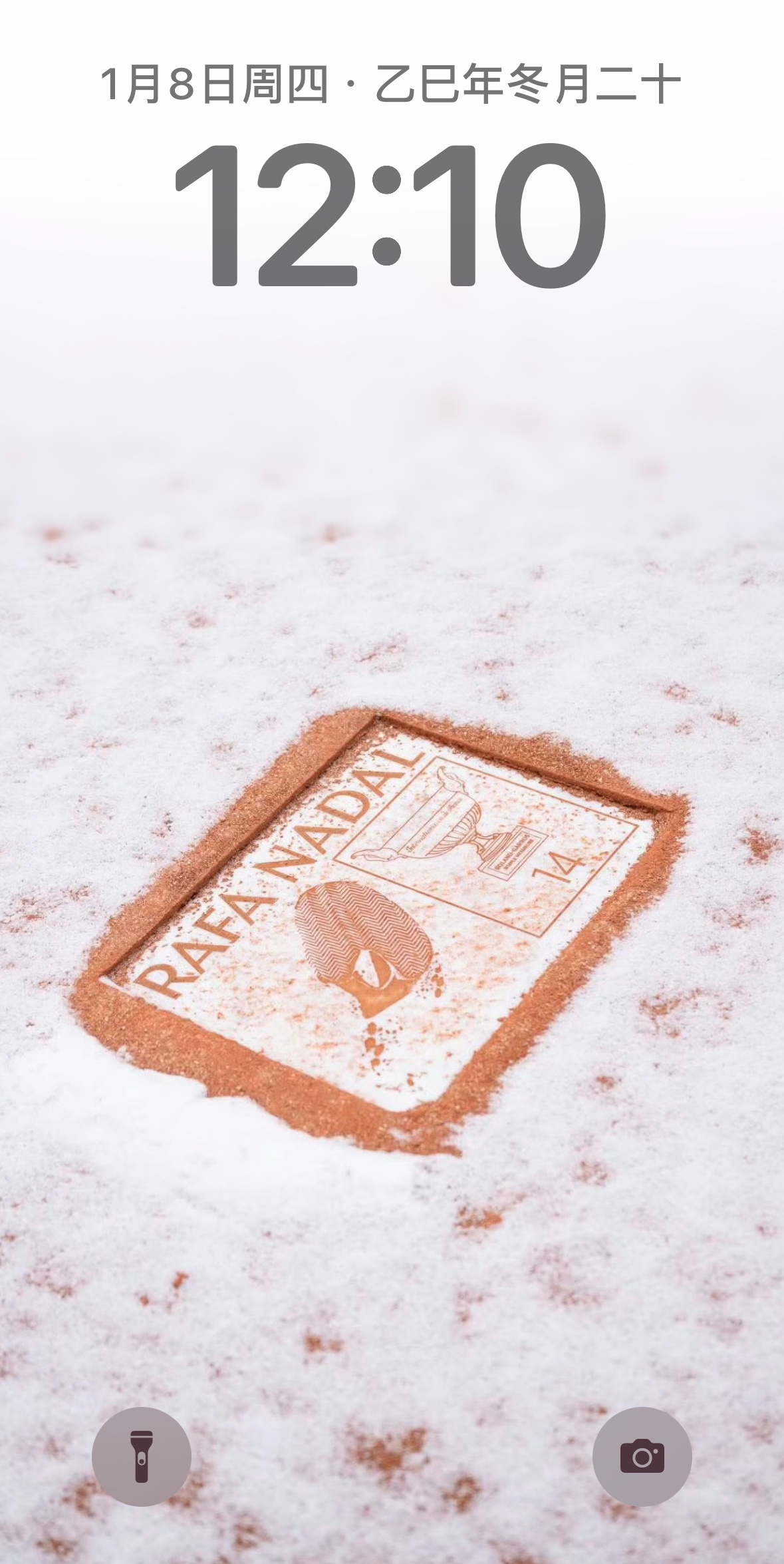 巴黎雪中的纳达尔脚印太适合做手机桌面了，法网你可太会了
