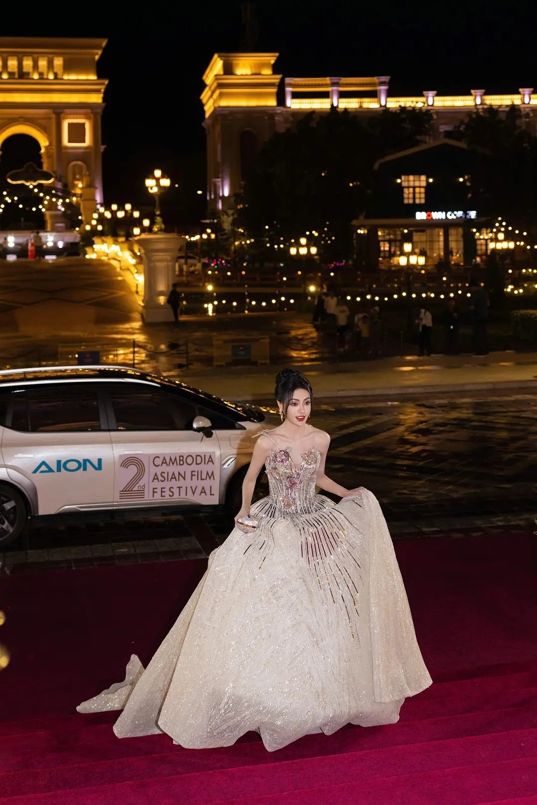 真的没人买股谢可寅吗，感觉她很明媚大气 ​​​