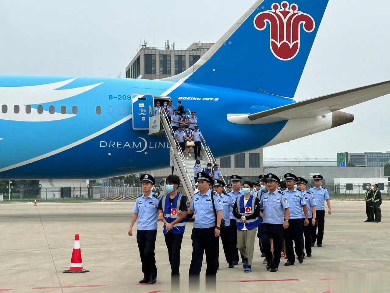 【#179名电诈嫌疑人从老挝被押解回国#】#270余起重特大跨境电诈案告破# ​