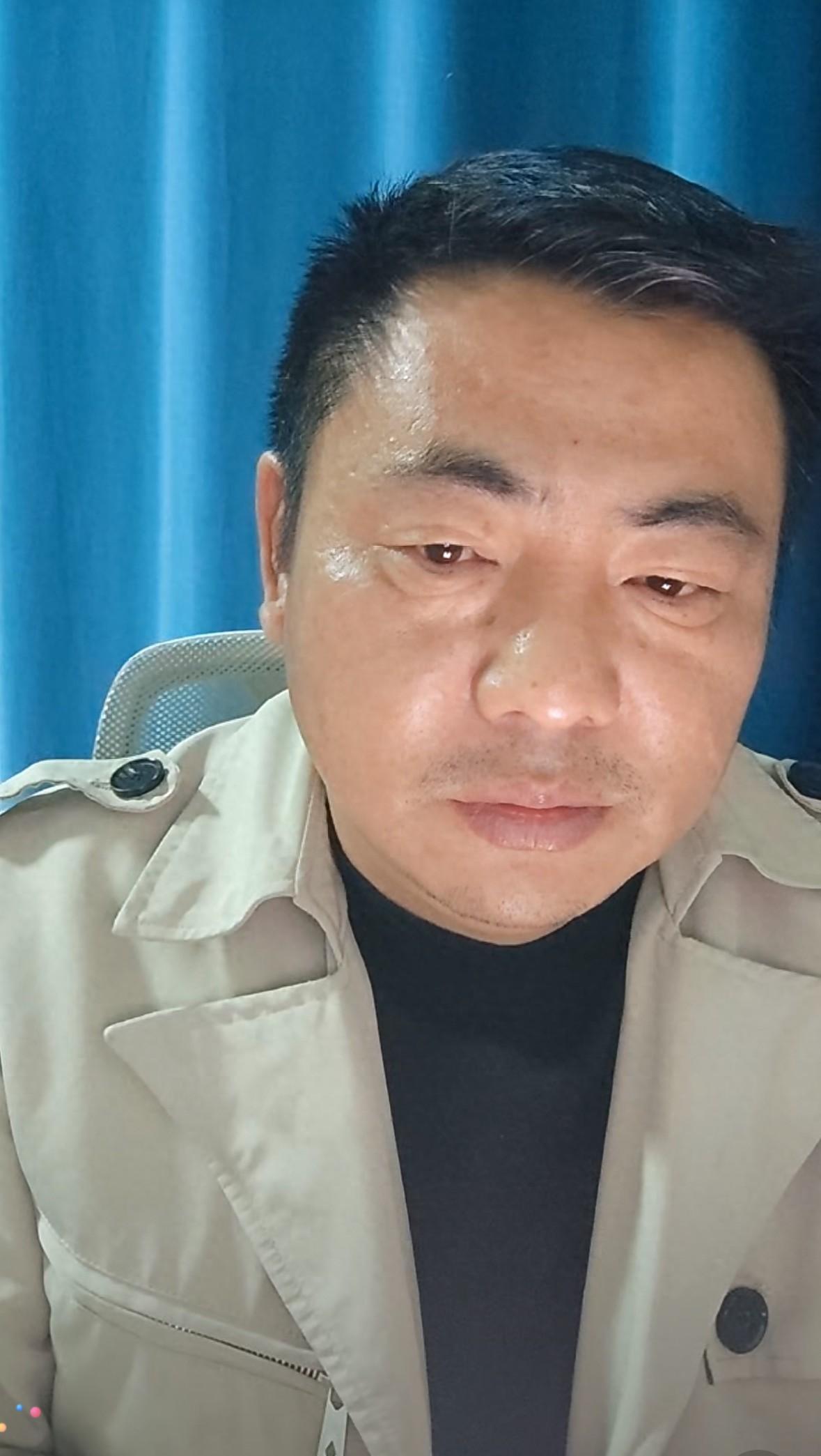 结婚16年生了3个小孩居然一个都不是亲生的，这位“父亲”的心也太大了。
小孩小时