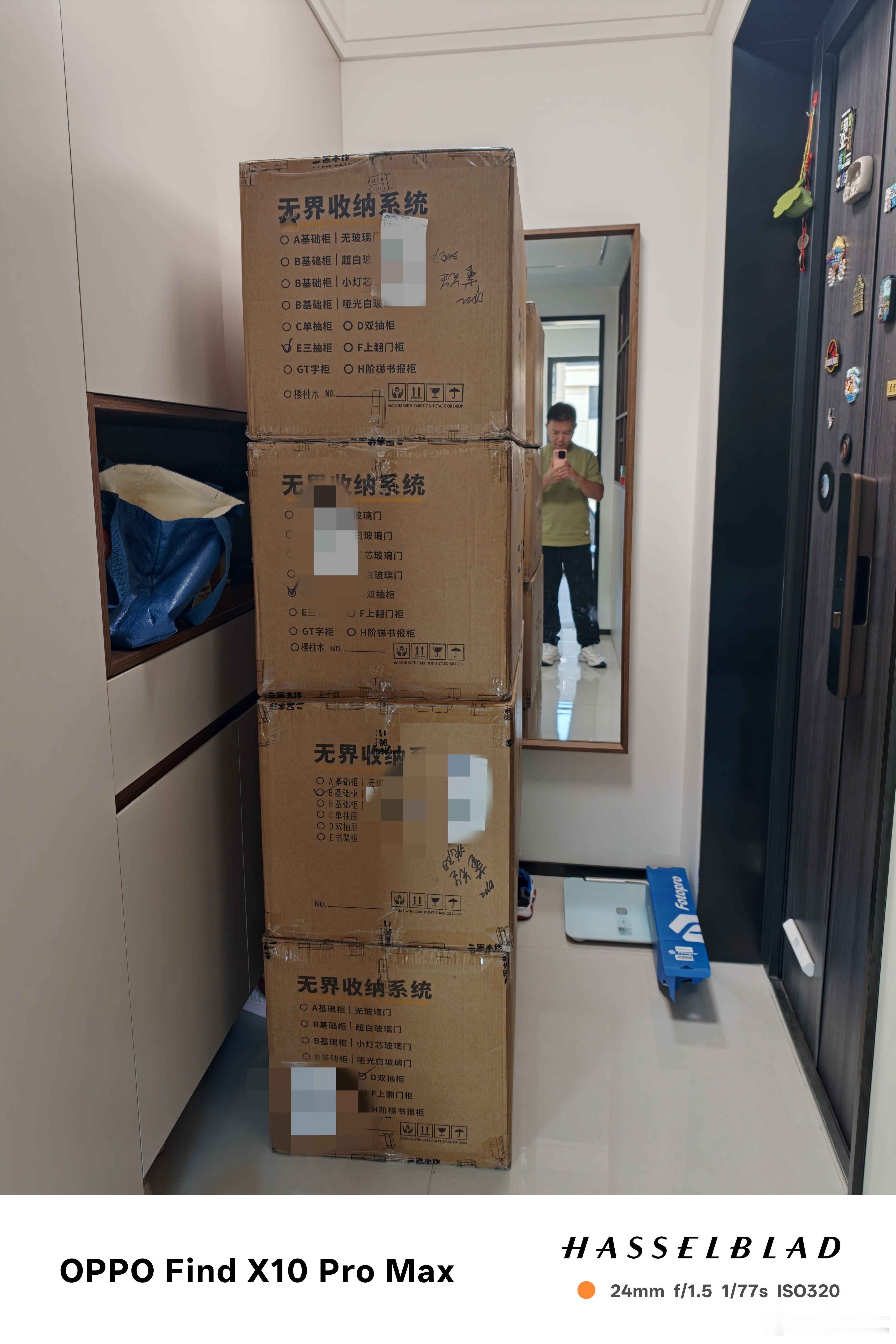 第一批工作间置景和收纳柜子到了，下午装起来。第二批还在工厂加工下月到。最近天天在