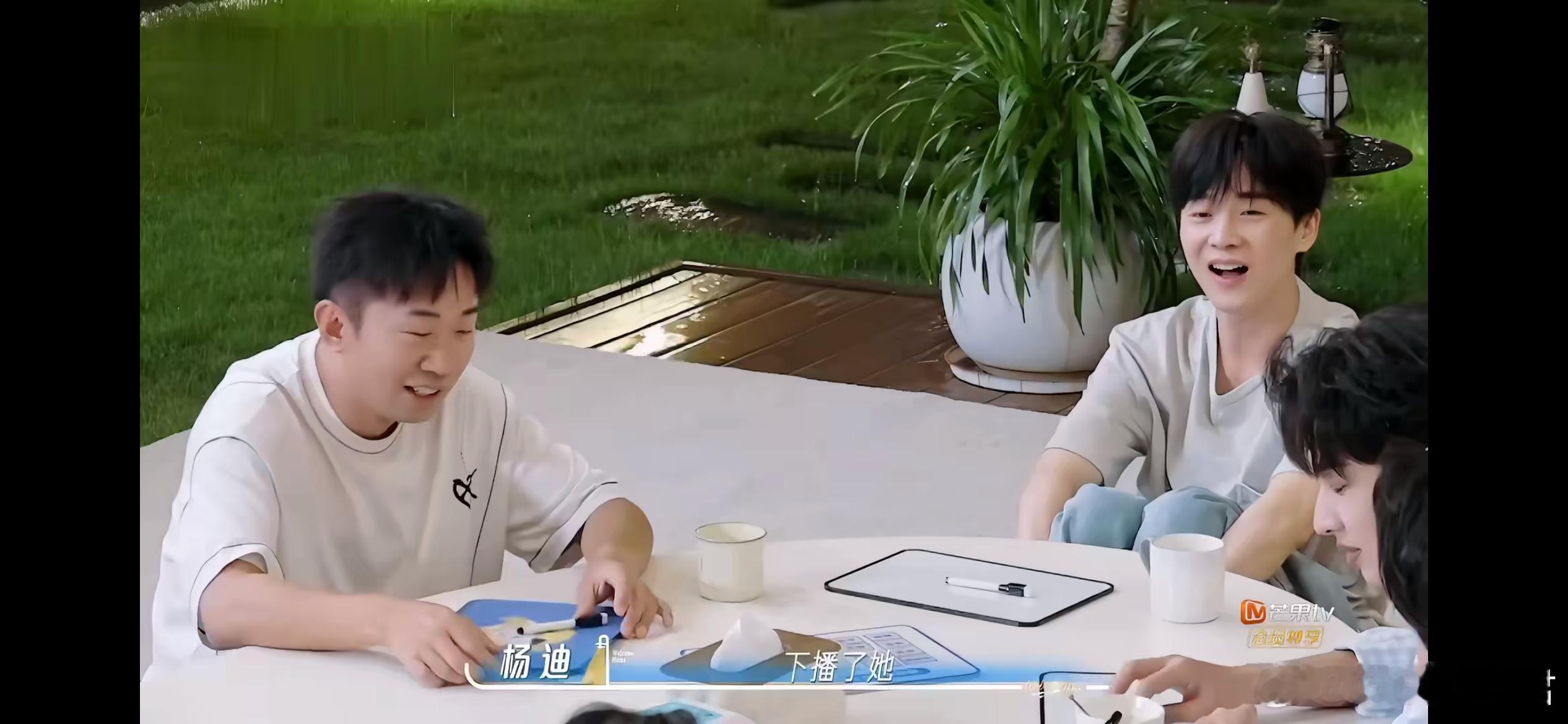 谢娜杨迪用错杯子去后台吐了，这件乌龙小事，当年还让杨迪暗自调侃，一度以为谢娜是刻