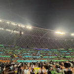 张真源贵阳演唱会现场，长灯牌像彩虹一样横跨在场馆里。每一块灯牌都色彩鲜艳，它们相