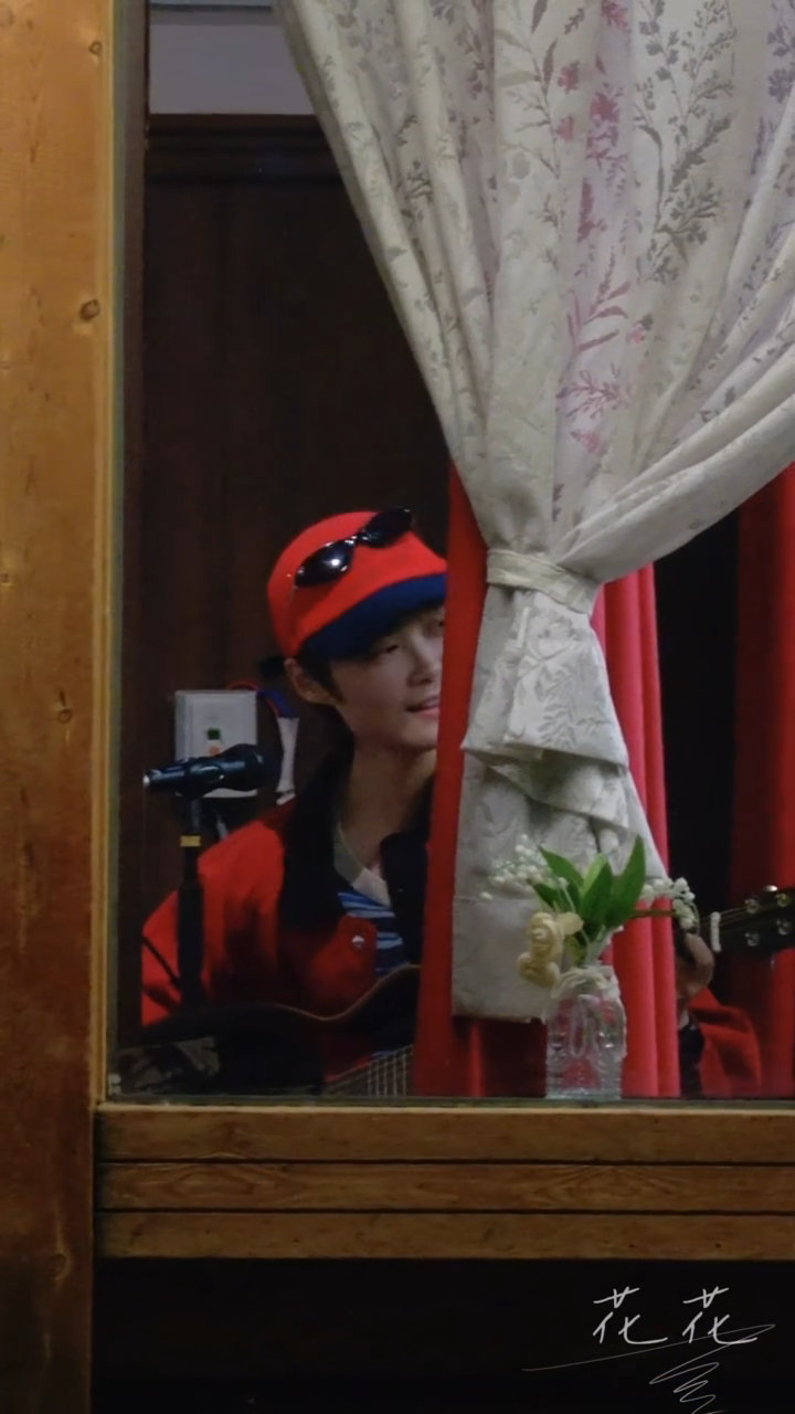 李宇春吉他弹唱路透李宇春弹唱是我不花钱就能看的吗向野的我们李宇春吉他弹唱路透惊艳