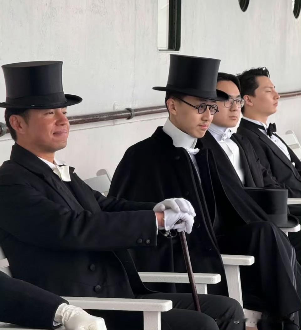 还记得那个参加上海绅装活动被人说长得像日本倭王的小哥吗?

这帮家伙真跑到日本去