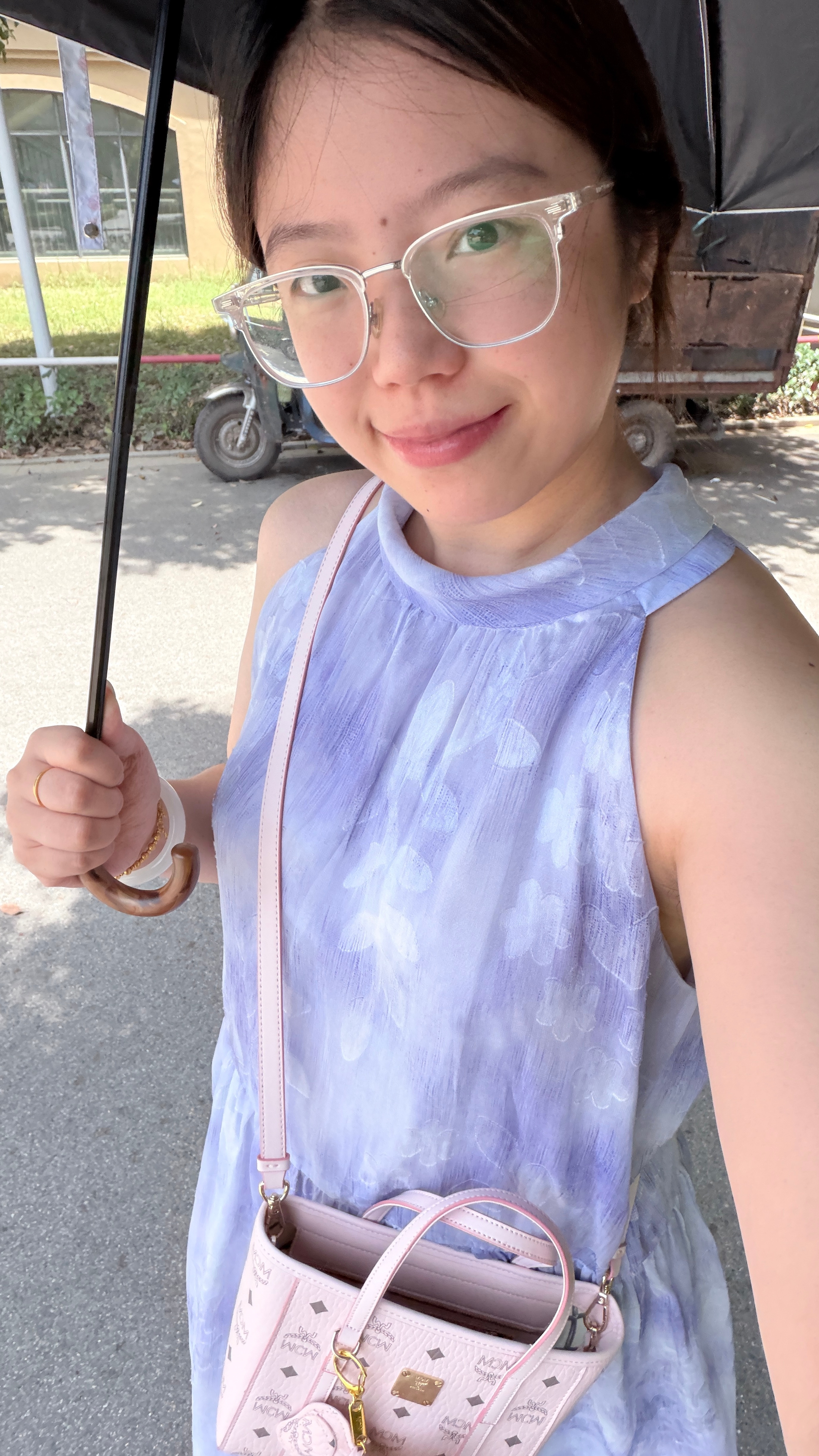 怎么回事 有点头晕我严重怀疑是晒得49度的天也要微笑去上班