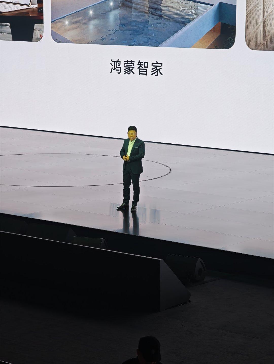智界及问界秋季新品发布会 余总登台！拍的时候他好像正好看向我哈哈[不愧是你]  