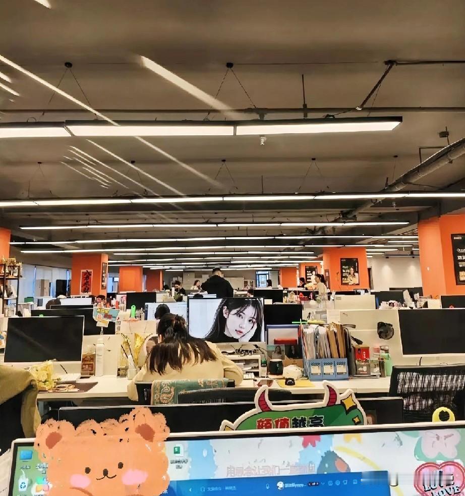 年底又面临着一波人员换血，首当其冲的就是运营部负责人[捂脸]因为老板不止一次在公