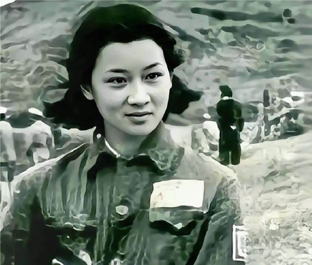 因叛徒出卖，她与丈夫同时被捕，在狱中，敌人当着她丈夫面扒光她的衣服，在对她施暴完