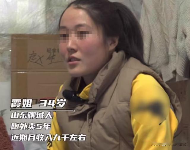 “过年不回家，因为我没家了，连房间都没有。”在北京一个4平方米的出租屋里，一个女