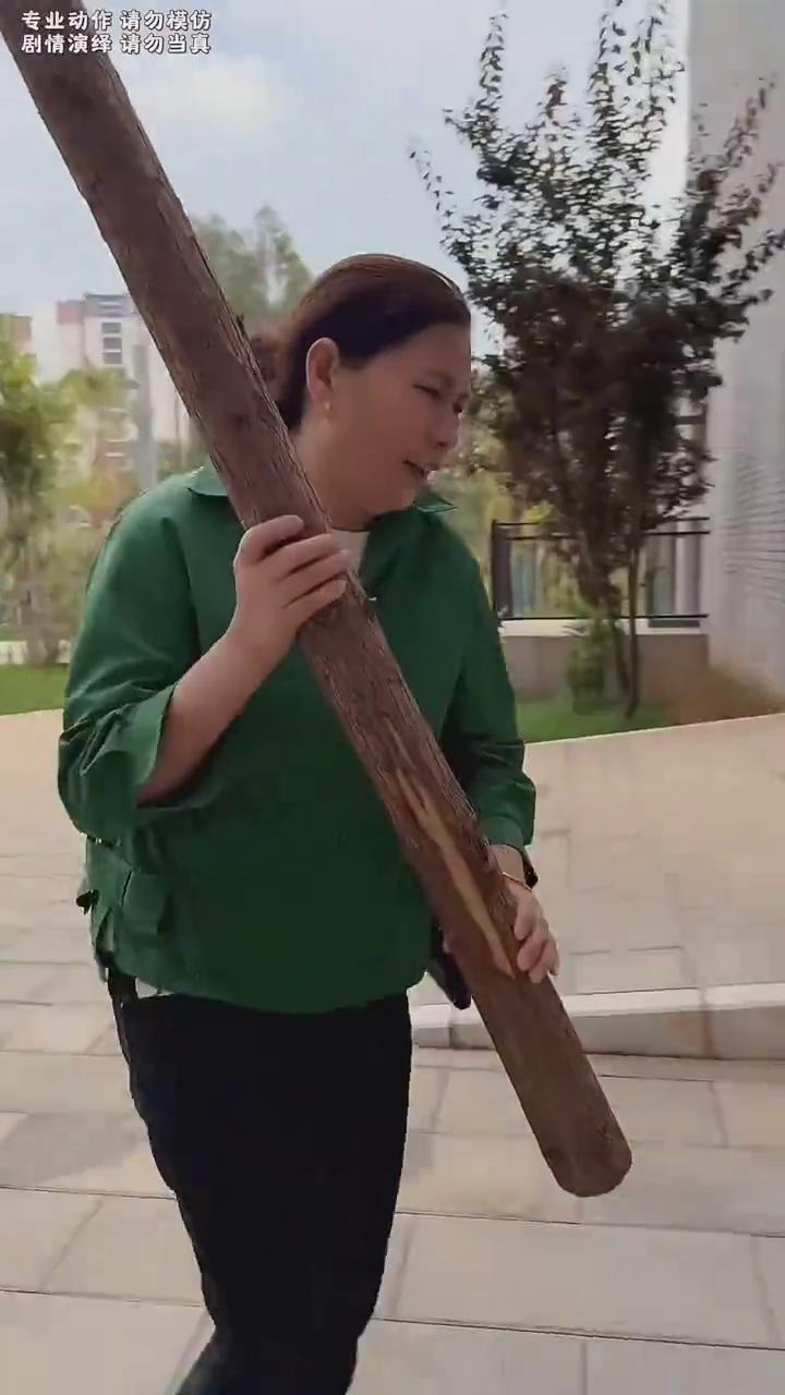 恋爱遇到凶悍丈母娘，偷偷恋爱被发现。
我妈来了，走回家。
