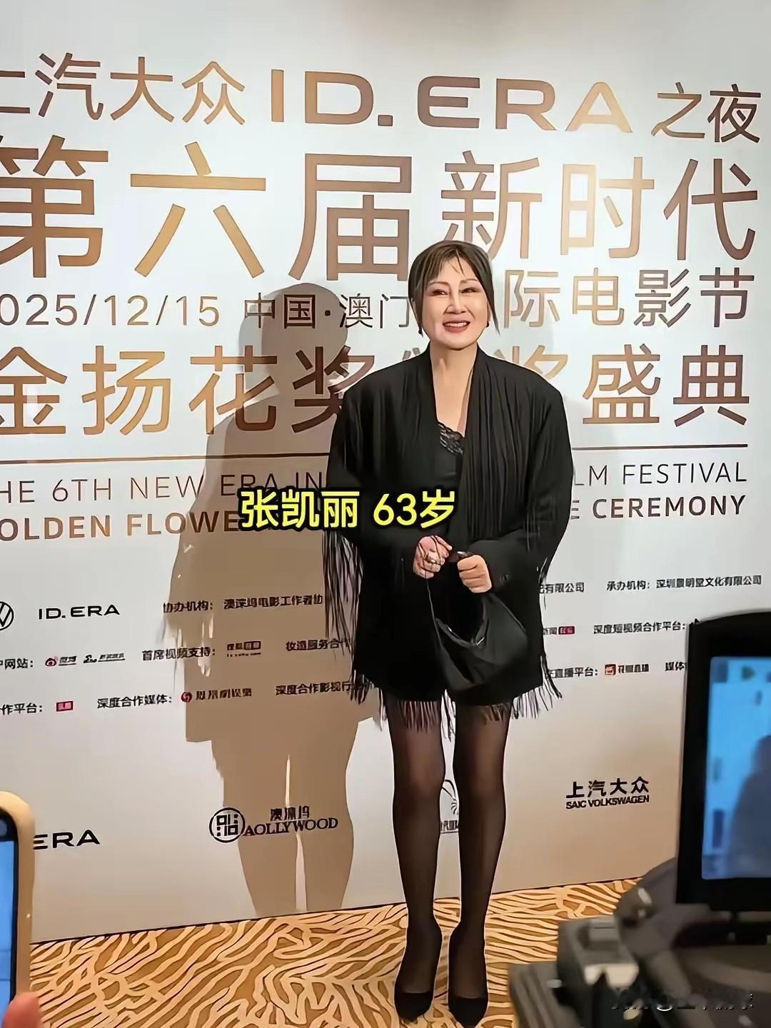 挺好的，想怎么打扮怎么打扮，管别人怎么说？足力健，那就是个广告！
章子怡还做什么