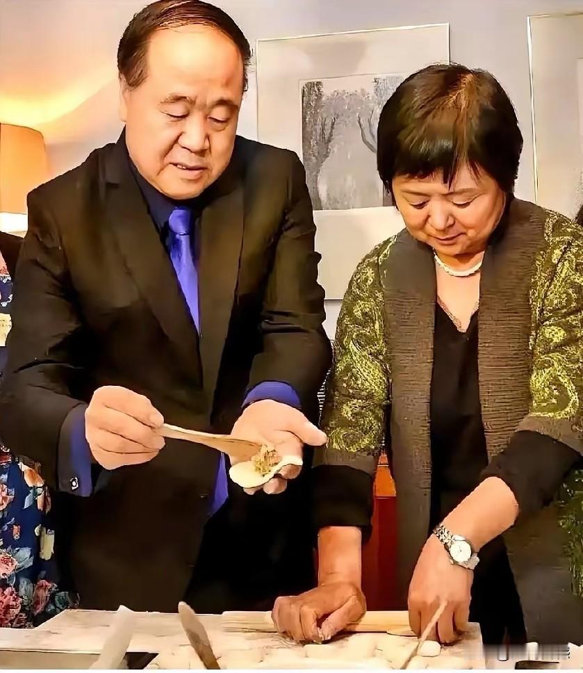 莫言先生和妻子在一起包饺子，妻子负责擀饺子皮，莫言先生负责包饺子，老夫老妻的，感