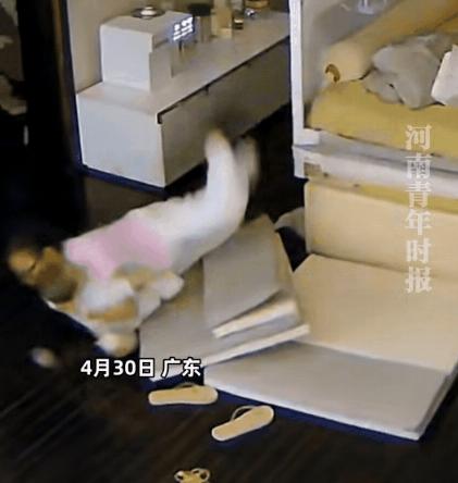 惊险一瞬！广东一保姆抱宝宝下床时不慎踩滑床边拼接防滑垫失衡。摔倒刹那，她本能将怀