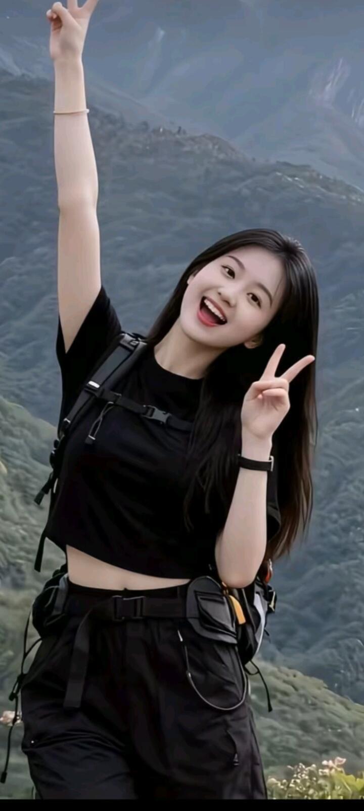 山巅上的自由女孩，微笑与和平手势，拥抱大自然的美好！🌿😊