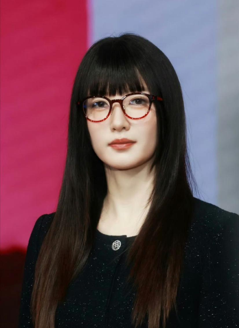 江疏影这身造型一出，网友直接炸锅了。
有人说她像“嫁不出去的女会计”，也有人觉得