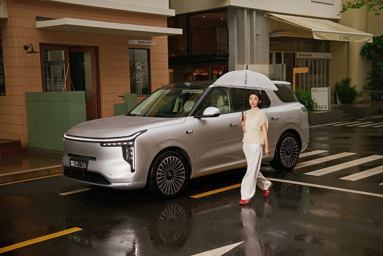 智己LS8上市权益价 24.98万–29.98万大家觉得怎么样～最近看了不少车，