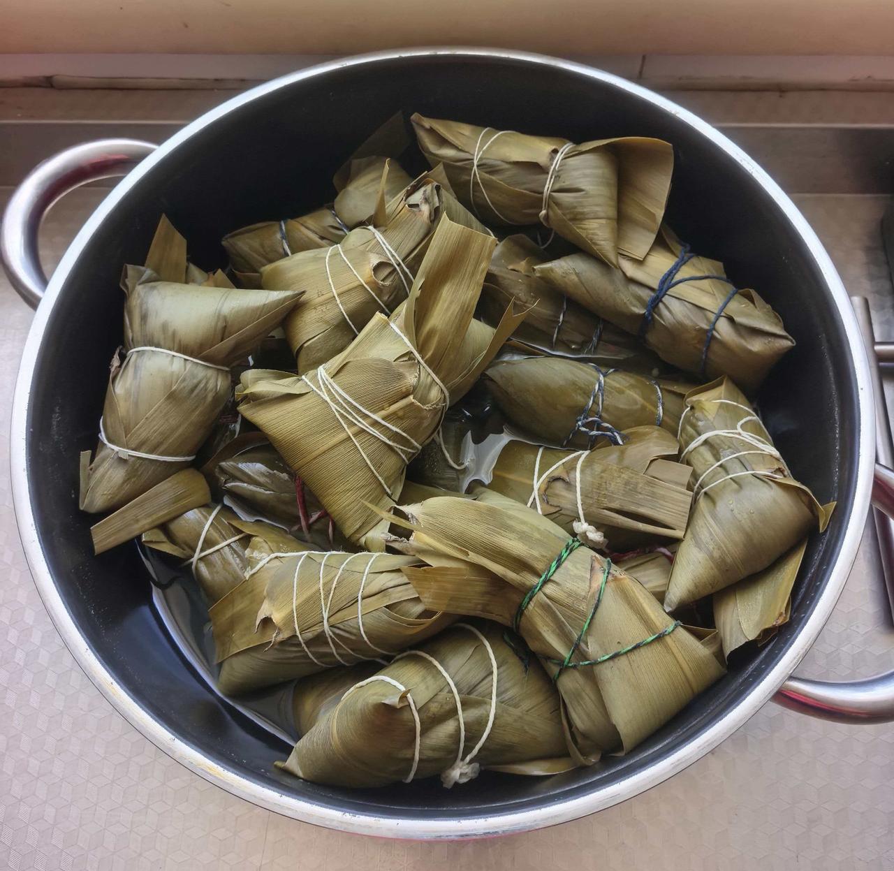 媳妇儿自己包的粽子
别看颜值不怎么样
个个歪瓜裂枣
味道么……
也不怎么样[捂脸