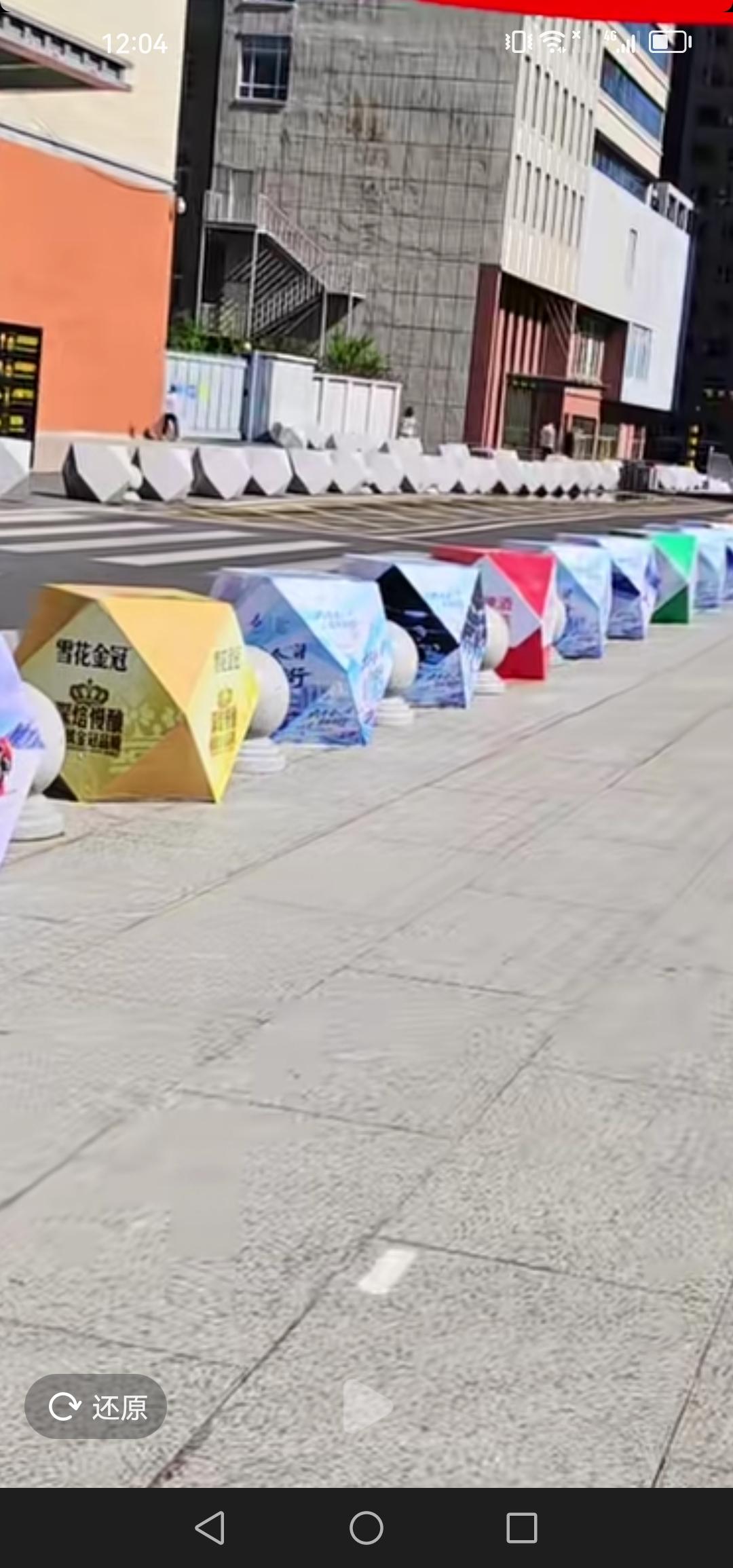 吉林市站前东西广场的防撞球“全副武装”，主题贴纸美轮美奂，着实提升了火车站的颜值