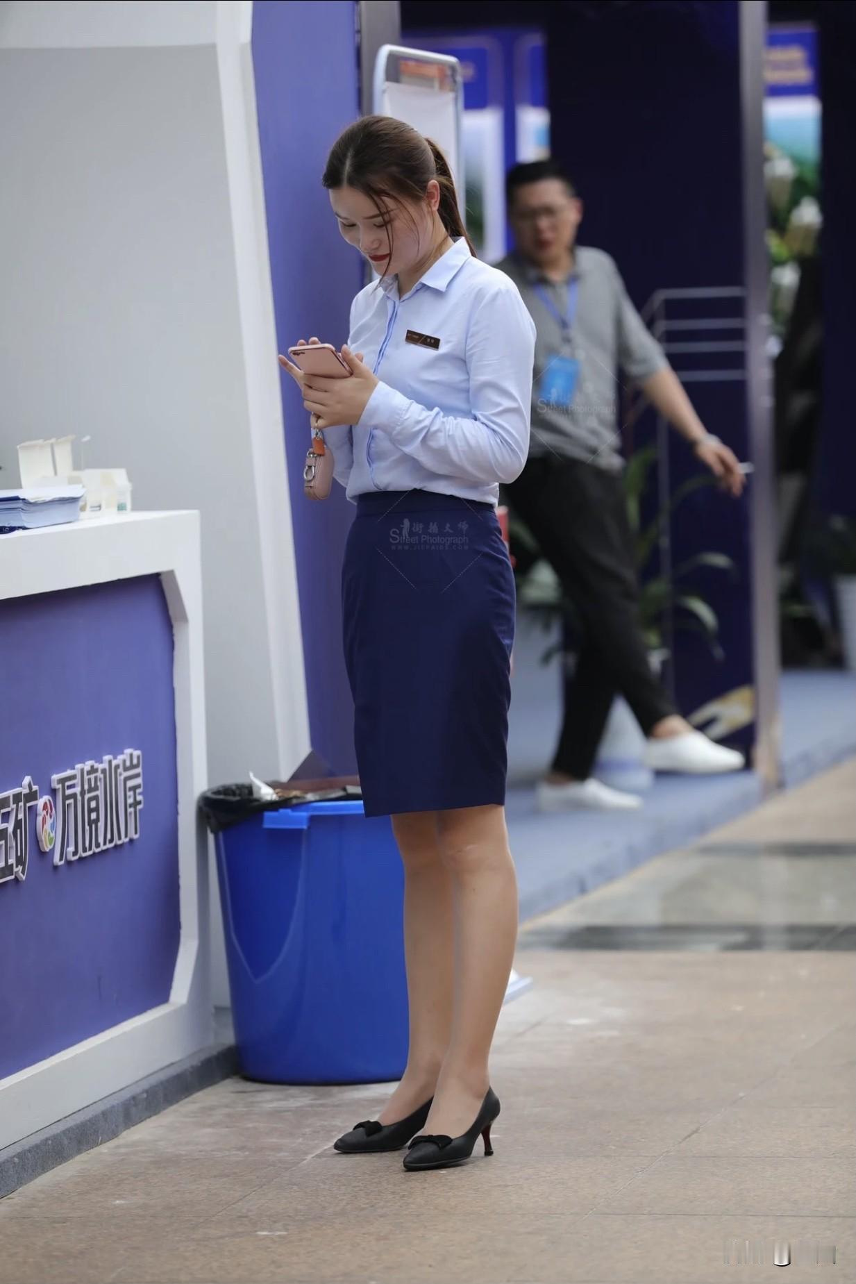 知性美女穿搭分享职场大女主风，一条小黑裙就能搞定高级场合。方领拉长颈部线条，微泡