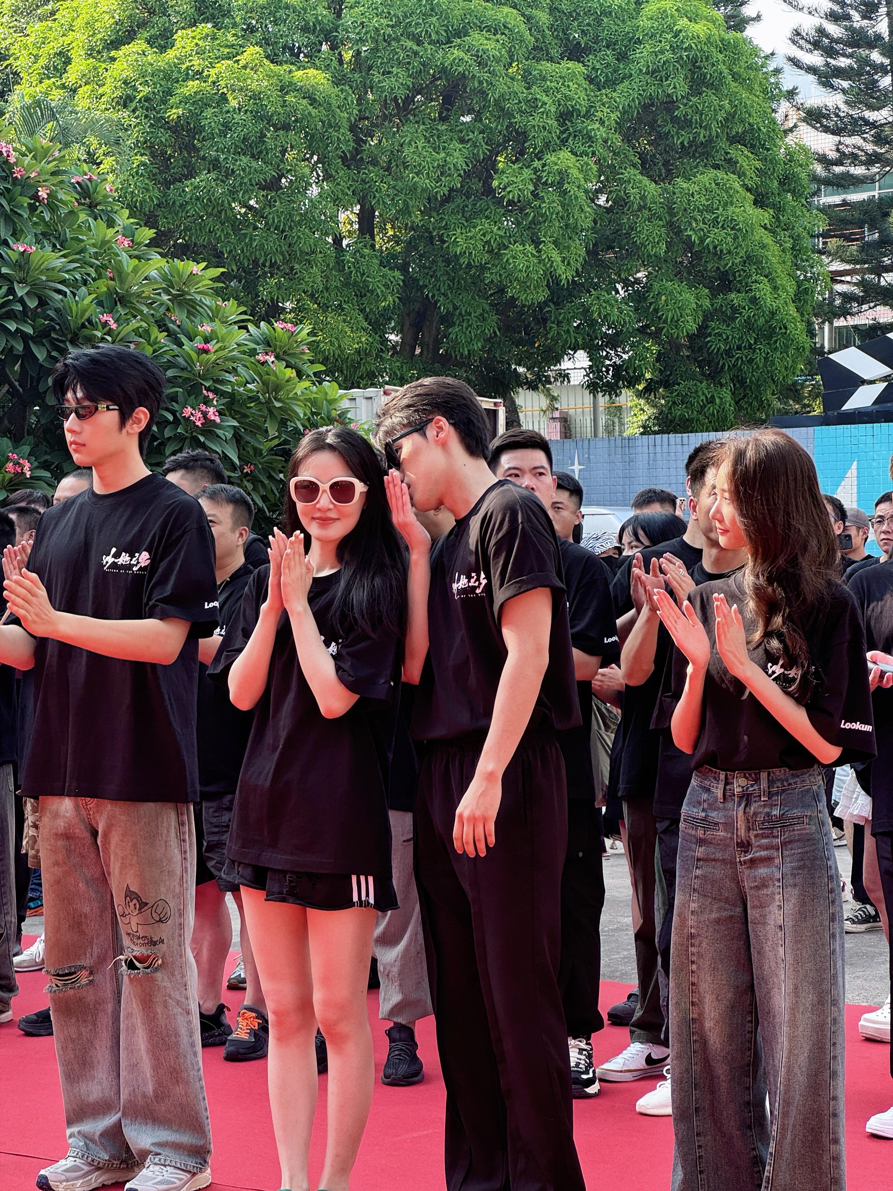 #张艺上吴俊霆新剧开机# 期待已久的《以她之名》开机啦！主演们状态出色，张艺上吴