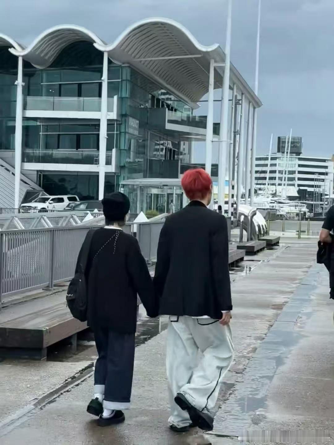 李荣浩杨丞琳奥克兰街头牵手 好甜蜜的夫妻～磕晕了！ 