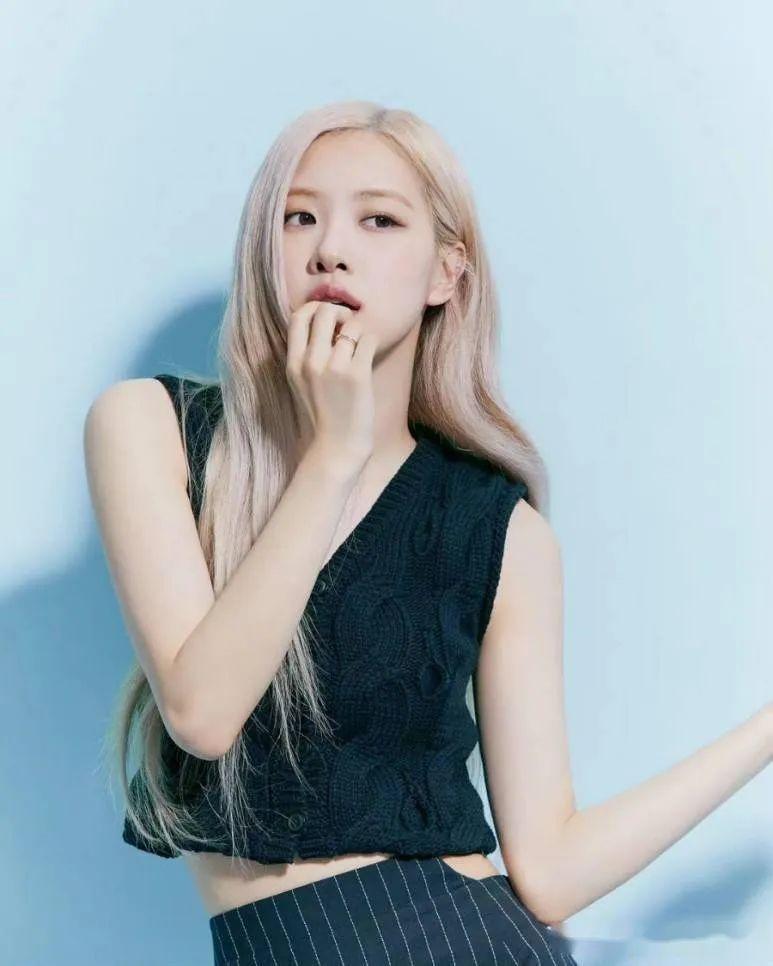 根据资深乐评人分析，朴彩英有望横扫2026格莱美：

年度歌曲《APT.》（获得