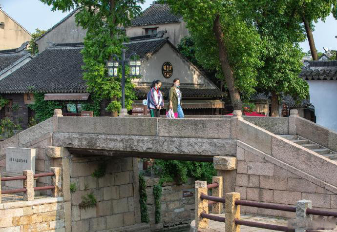 韩国人在水乡旅游的真实感受 漫步乌镇，摇橹船划破水面，这江南意境太治愈了。只是人