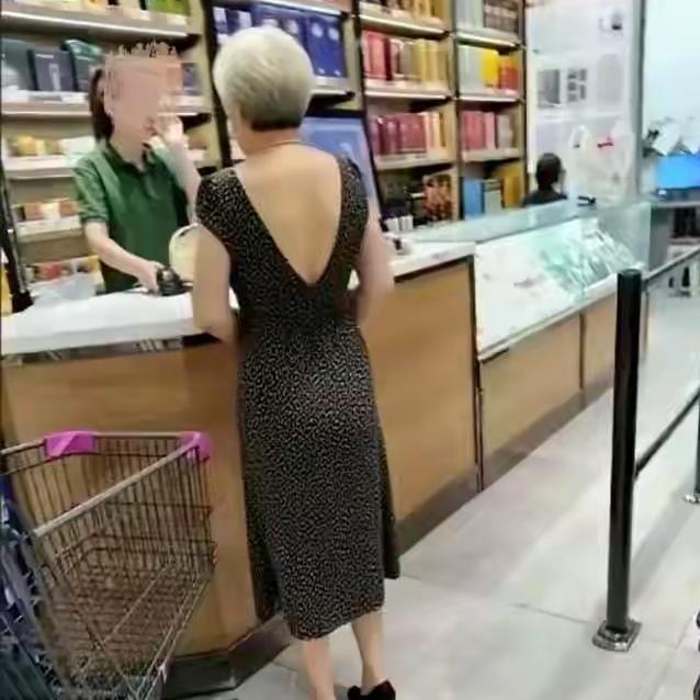 你能想象70岁的奶奶穿着露胸装出现在大众视野吗？这在网上可炸开了锅！

有人觉得