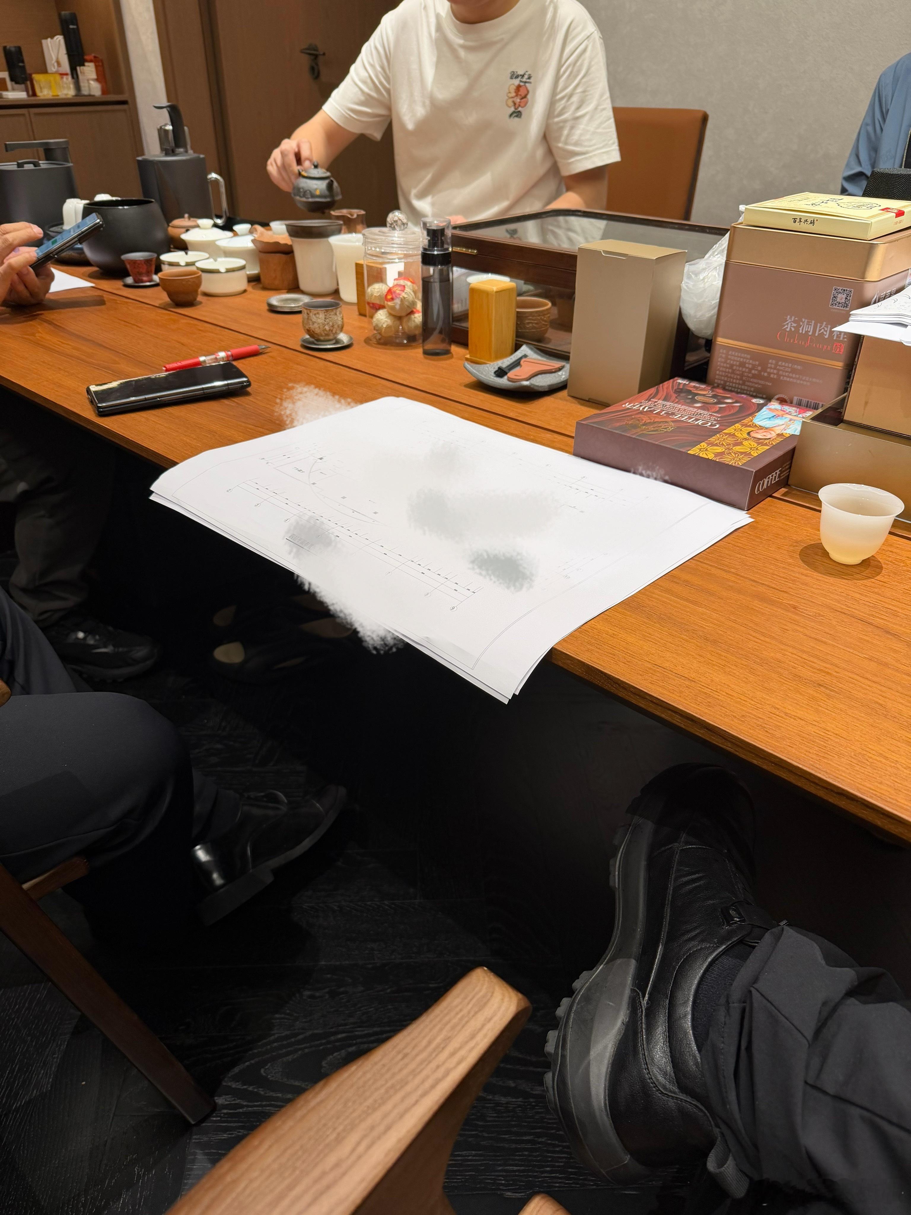 下飞机就来见客户，谈好了个会所的设计项目，客户听说在做自媒体，还邀请我去香港发展