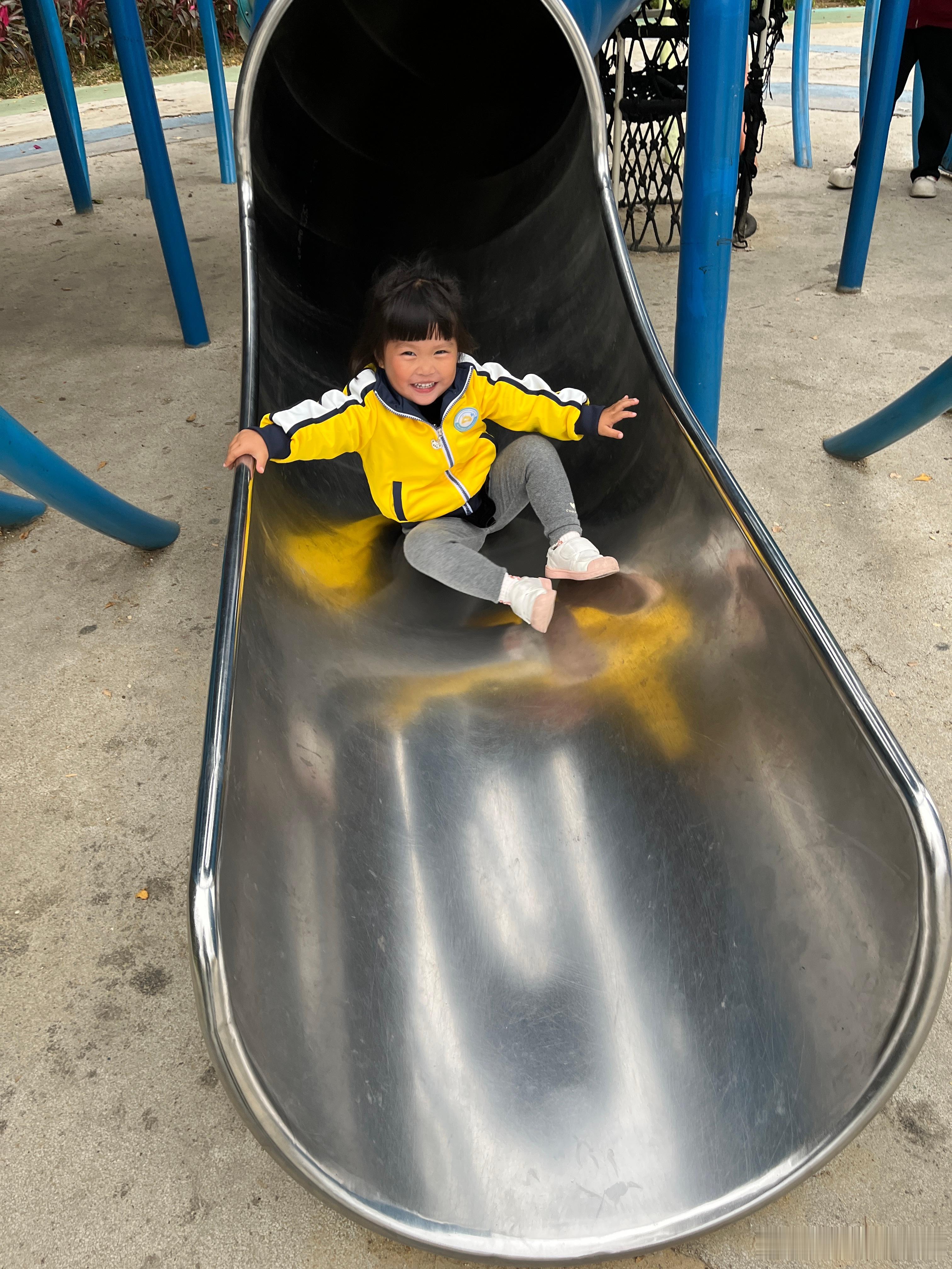 放学了，我以为她今天不来公园，阴天，开始降温。柠宝说要来，和同学玩滑滑梯，好开心