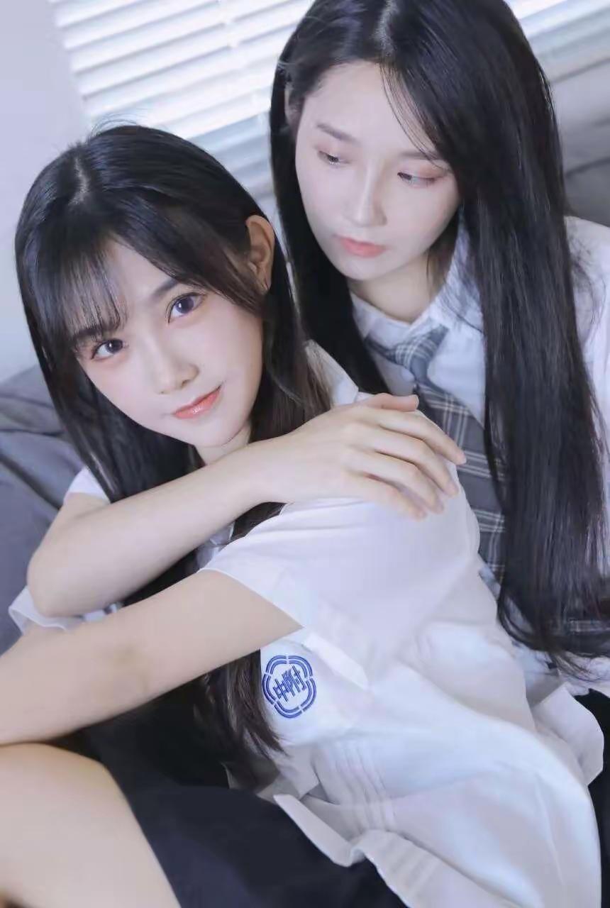 双黑直发校服姐妹，简直是校园里一道亮丽的风景线。
感觉双黑直发配上校服，就是青春