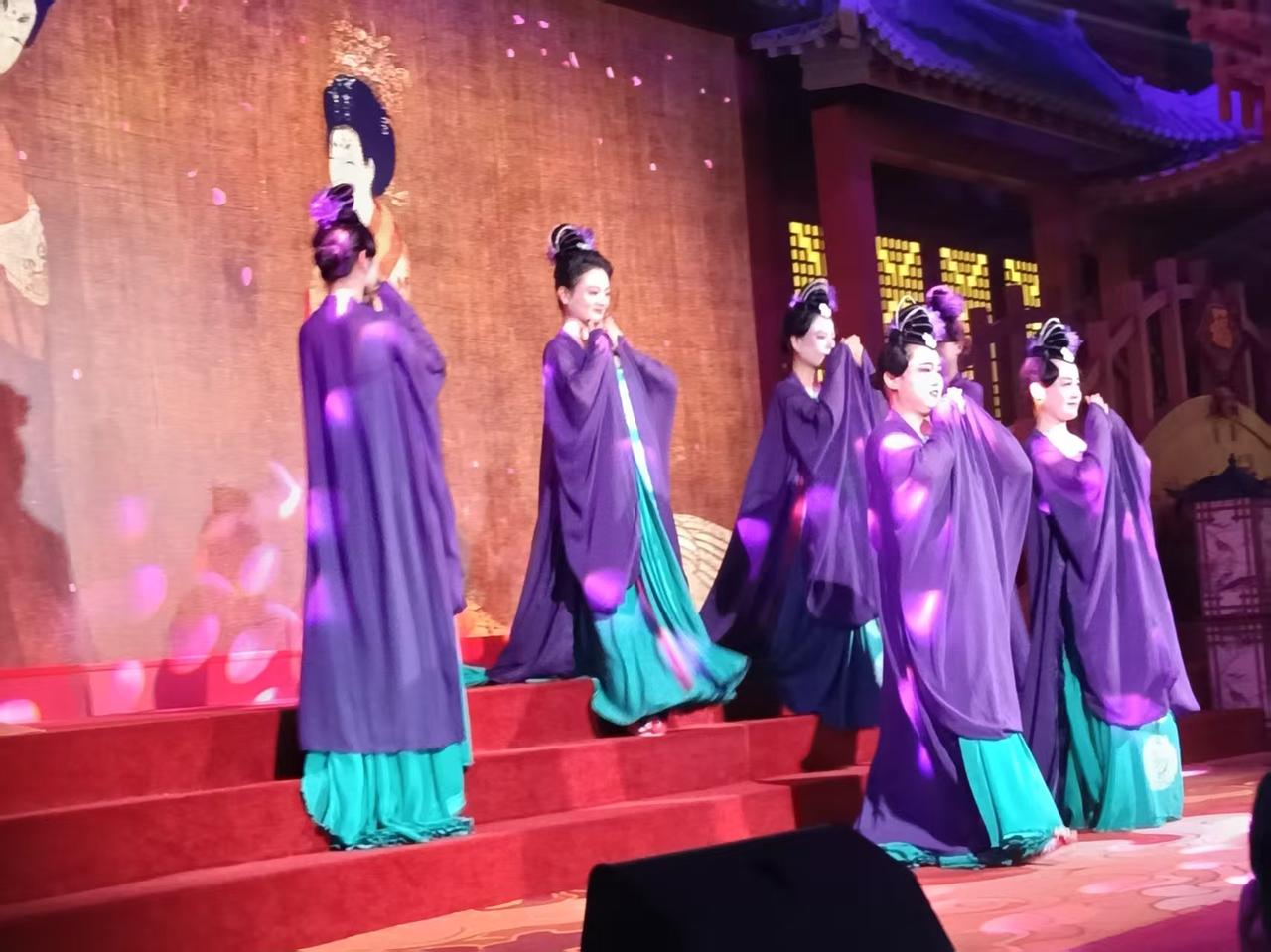 今天大姐自己看车，带着我去牙科诊所给她看牙，在路上我们两边说话边走，不知道什么时