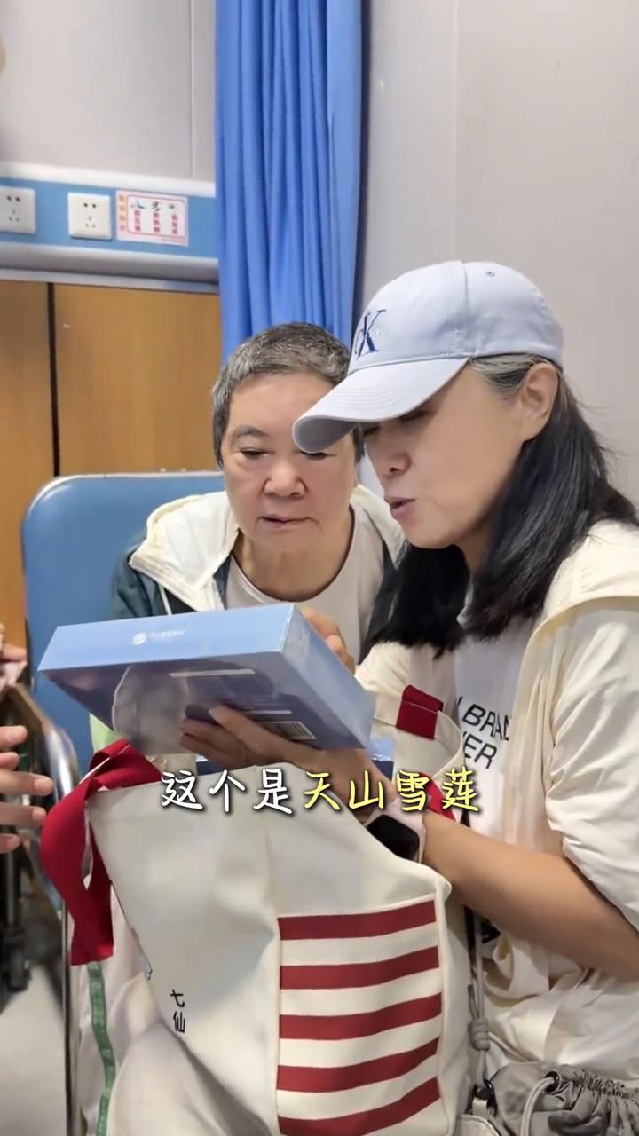 自从我婆婆阮妈生病了以后，很多朋友都特别的关心，经常给我留言，一直在视频里、直播