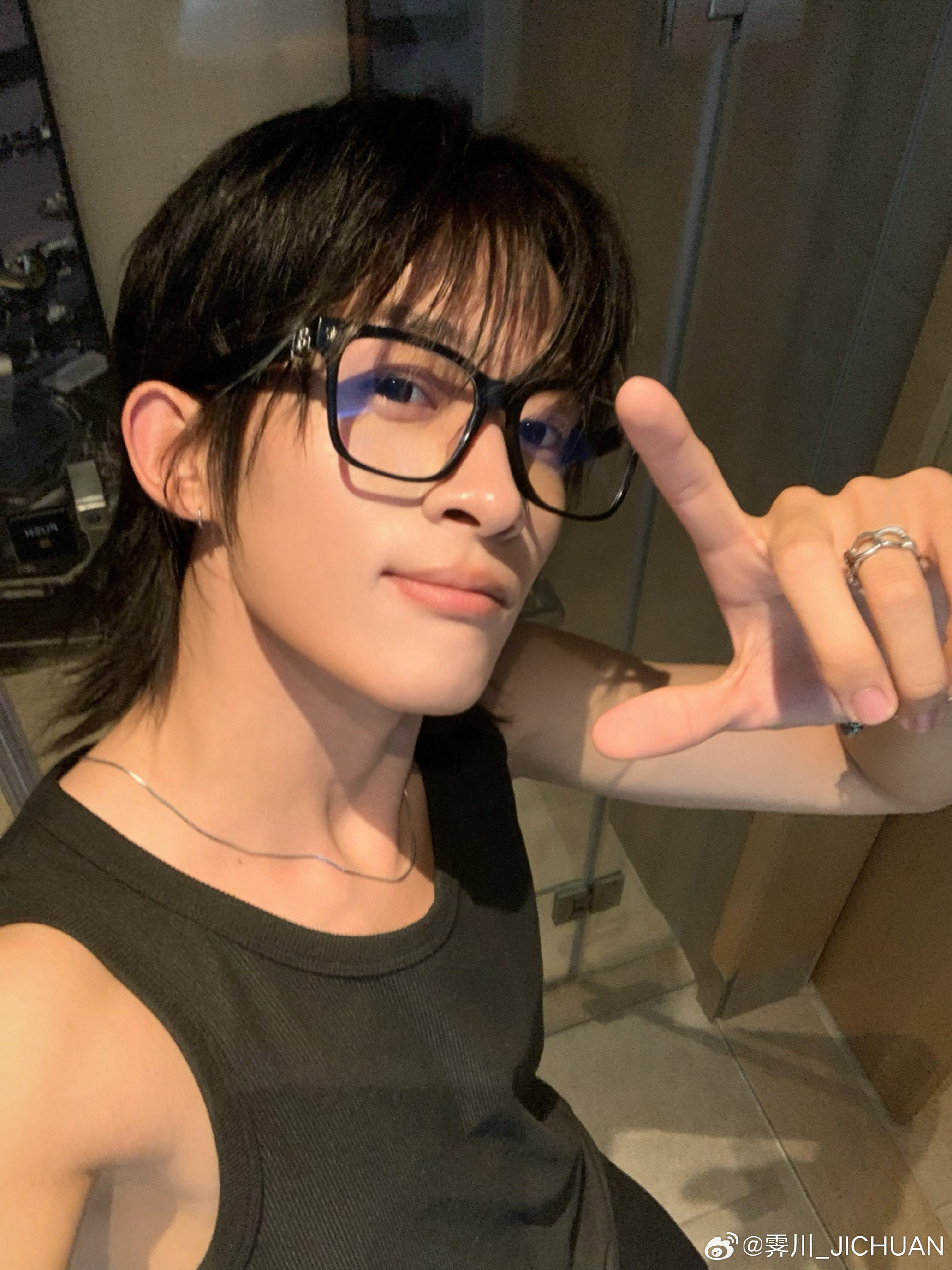 这哥们自拍和赵苍让有异曲同工之妙