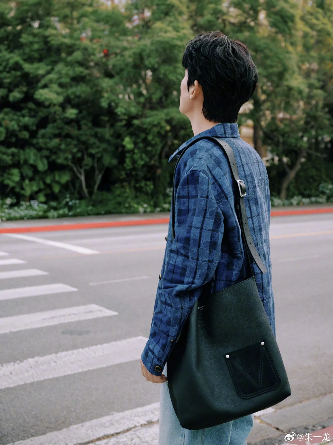 朱一龙 漫步随想，自在随心。